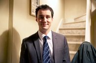 Mum – Jason (Sam Swainsbury) ist bereit für sein großes Bewerbungsgespräch für einen Job in Australien.