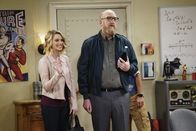 The Big Bang Theory – Geologe Bert (Brian Posehn, r.) hat mit seiner hübschen Freundin Rebecca (April Bowlby, l.) einen richtigen Glücksgriff gemacht. Merkwürdiger Weise ist der ein oder andere seiner Freunde dennoch skeptisch ...
