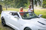 Sturm der Liebe – Erik (Sven Waasner , r.) überrascht Yvonne (Tanja Lanäus, l.) mit einer romantischen Autofahrt.