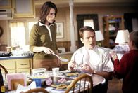 Malcolm mittendrin – Lois (Jane Kaczmarek, l.) und Hal (Bryan Cranston, M.) sind fassungslos: Dewey (Erik Per Sullivan, r.) präsentiert seinen lebendigen Goldfisch ...