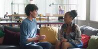 Spellbound - Verzaubert in Paris – Benoit (Étienne Moana, l.) hat sich in Cece (Hailey Romain, r.) verliebt und schenkt ihr eine selbstgemachte Seife. Der Duft der Seife ist allerdings nicht betörend – im Gegenteil.