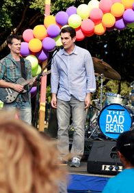 Modern Family – L-R: Gitarrist (Darin Toonder), Phil (Ty Burrell)