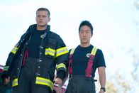 9-1-1 Notruf L.A. – Evan "Buck" Buckley (Oliver Stark, l.); Howie "Chimney" Han (Kenneth Choi, r.)