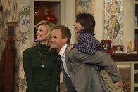 How I Met Your Mother – Lily, Marshall, Ted und Robin sind überrascht Barney (Neil Patrick Harris, M.) als liebenden Ehemann von Margaret (Brooke D'Orsay, l.) und Vater von Grant (Zachary Gordon, r.) zu sehen. Doch warum haben sie davon nichts gewusst?
