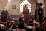 Eine lausige Hexe – Frau Harschmann (Raquel Cassidy, rechts) ist gar nicht begeistert von Frau Fünfzacks (Amanda Holden, Mitte) Überraschungsbesuch an der Grausteinakademie. Und der moderne Zaubergesang von Frau Fünfzack kann Frau Maus (Wendy Craig, links) auch nicht überzeugen.