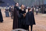 Salem – Gelingt es Sebastian (Joe Doyle, l.), Anne (Tamzin Merchant, M.) und dem Dunklen Lord (Oliver Bell, r.) die Menschen in Salem weiterhin unter Kontrolle zu halten oder bildet sich ohne ihr Wissen bereits eine Widerstandsbewegung?