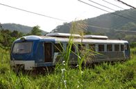 Mit dem Zug ... – Unterwegs in den Dschungel von Sabah: der Regionalzug zwischen Beaufort und Tenom. 2011 erweiterte die Staatsbahn ihren Fuhrpark um einige neue chinesische Dieseltriebwagen.