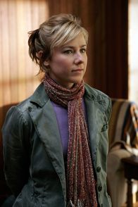 Monk – Natalie (Traylor Howard) begleitet Monk, der vor der Mafia geschützt werden soll, in eine entlegene Waldhütte.