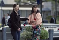Tokyo Vice – Samantha (Rachel Keller, l.); Luna (Noémie Nakai, r.)
