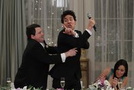 How I Met Your Mother – Barney bereitet sich auf die Hochzeit mit seiner geheimnisvollen Braut vor. Er ist nervös und kurz davor, kalte Füße zu bekommen, vor allem befürchtet er, dass die Hochzeitsfeier ein Desaster wird. Ted (Josh Radnor, M.) tut daraufhin alles, um seinen hysterischen Freund zu beruhigen ...