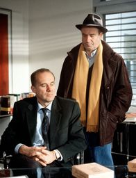 Tatort – Kommissar Bienzle (Dietz-Werner Steck,re.) hält Dr. Dreher (Hanns Zischler,li.) für einen Wirtschaftskriminellen. Nur beweisen kann er es ihm nicht.