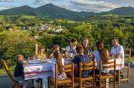 Zu Tisch ... – Die Familie Hiriart beim gemeinsamen Abendessen mit ihren Freunden, der Familie Amestoy