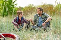 Morden im Norden – Seit dem Mord an seinem Vater findet Lasse Möller (Niklas Post, l.) Trost bei seinem Patenonkel Kai Hansen (Christian Erdmann, r.).