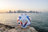 Fußball: Weltmeisterschaft – Abbildung: Vor der Auslosung der FIFA Fussball-Weltmeisterschaft Katar 2022 am 31. März 2022 in Doha, Katar, ist ein offizieller Ball der FIFA Fussball-Weltmeisterschaft Katar 2022 vor der Skyline von Doha ausgestellt.