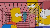 Die Simpsons – Homer (r.) ist sauer auf Bart (l.) und sperrt ihn deshalb in einen Hasenkäfig ein. Doch Bart lässt sich das nicht gefallen und plant einen Rachefeldzug ...