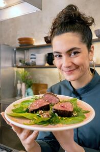Zu Tisch mit Lucie - Kitchen Hacks – Das Wildfleisch hat Lucie mit Honig und Lebkuchengewürz mariniert.
