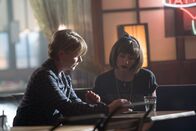 Silent Witness – DS Quicke (Samantha Bond) zeigt Bex (Lisa Dwyer Hogg) Bilder von den aufgefundenen Leichen.