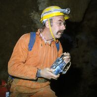 Löwenzahn Classics – Auf der Suche nach seinem Hund Willi ist Peter (Peter Lustig) in eine Höhle geraten.