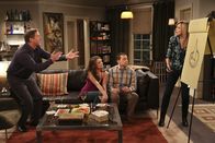 Two and a Half Men – Heiterer Spieleabend: Larry (D. B. Sweeney, l.), Gretchen (Kimberly Williams-Paisley, 2.v.l.) und Alan (Jon Cryer, 2.v.r.) erkennen einfach nicht, welches Musical Lyndseys (Courtney Thorne-Smith, r.) Bild darstellen soll - dabei ist die Lösung doch so einfach ...