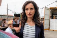 Der Alte – Mit einem Foto der ermordeten Jenny Körber versucht Annabell Lorenz (Stephanie Stumph) herauszubekommen, wer sie kannte und zuletzt gesehen hat.