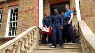 The Outlaws – Myrna (Clare Perkins, l.), Ben (Gamba Cole, 2.v.l.) und John (Darren Boyd, r.) versuchen sich als Handwerker Zutritt zum Haus des Deans zu verschaffen. Doch an Leibwächter Victor (Charlie Rawes, 2.v.r.) kommen sie nicht so leicht vorbei.