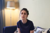 Pure – Marnie (Charly Clive) putzt die gesamte Wohnung, um sich von ihrer Zwangsstörung abzulenken. Sie ist traurig, dass ihr Verhältnis zu ihrer Freundin Shereen nicht mehr so ist, wie es einst war.