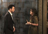 New Girl – Nick (Jake Johnson, l.) hat eine ganz besondere Überraschung für Jess (Zooey Deschanel, r.) geplant. Doch seine Pläne werden immer wieder durchkreuzt ...