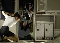 Flight – On the left: Um einen Horrorcrash zu vermeiden, hat Whip das abstürzende Flugzeug gedreht und an Bord herrscht nackte Panik. Flugbegleiterin Katerina (Nadine Velazquez) ist verzweifelt