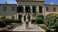 Inseln Italiens – Unvergessen auf Elba ist ein Franzose, der nicht freiwillig kam: Napoleon Bonaparte. Er führte auf Elba viele Neuerungen ein, wie Schulbildung, Scheidung und die Impfung gegen Pocken.