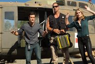 Eruption: LA – L-R: Josh Kendricks(Matthew Atkinson), Serge (Matthew Willig) und Kat Rivers(Lexi Johnson)