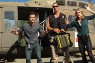 Eruption: LA – L-R: Josh Kendricks(Matthew Atkinson), Serge (Matthew Willig) und Kat Rivers(Lexi Johnson)