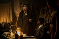 Davos 1917 – Davos 1917 Folge 4 Sind ins Bergwerk geflüchtet: Helen Taylor (Anna Holmes) und ihr Gatte General Taylor (Cornelius Obonya), Welket Bungué als Zaire, David Kross als Dr. Mangold. Produktion: Contrast Film, Letterbox Filmproduktion In Ko-Produktion mit: SRF Schweizer Radio und Fernsehen, ARD Degeto, Amalia Film Regie: Jan-Eric Mack, Anca Miruna Lăzărescu, Christian Theede Copyright: SRF/Pascal Mora; Davos 1917 Folge 4 Sind ins Bergwerk geflüchtet: Helen Taylor (Anna Holmes) und ihr Gatte General Taylor (Cornelius Obonya), Welket BunguĂ
