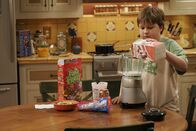 Two and a Half Men – Jake (Angus T. Jones) backt sich einen Geburtstagskuchen ...