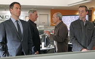 Navy CIS – Während der Ermittlungen zu einem Mordfall kommt es zu Komplikationen, als das Team um Tony (Michael Weatherly, l.) und McGee (Sean Murray, r.) herausfindet, dass das Mordopfer Verbindungen zum derzeitigen Freund von Gibbs' (Mark Harmon, 2.v.l.) und Agent Fornells (Joe Spano, 2.v.r.) Ex-Frau hatte ...