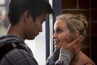 Dance Academy – Christian (Jordan Rodrigues) (l.) und Kat (Alicia Banit) (r.) sind jetzt offiziell ein Paar.