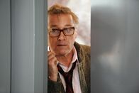 Um Himmels Willen – Die Mutter Oberin gibt eine Pressekonferenz, Stolpe (Markus Hering) will mit Schwester Hildegard sprechen.