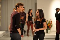 Cooper Barrett's Guide to Surviving Life – Cooper (Jack Cutmore-Scott, l.) trifft seine Ex-Freundin Lena (Lyndon Smith, r.) ausgerechnet bei einer ihre Kunstausstellungen wieder und ist über eines ihrer Werke entsetzt ...