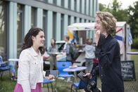 Schloss Einstein – Olivia (Holly Geddert) hat viel Stress mit dem X-Press. Umso erleichterter ist sie, als Paul (Fynn Meinert) spontan seine Hilfe anbietet.