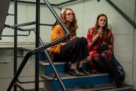 Killing Eve – Villanelle (Jodie Comer, l.) nutzt ihre Chance und verwickelt Gemma (Emma Pierson, r.) in ein Gespräch. Sie macht auf Gemma einen netten Eindruck. Doch Villanelle hat einen perfiden Plan.