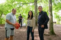 Der Alte – Simon Rothe (Urs Rechn, l.) wirkt nervös, als ihn Caspar Bergmann (Thomas Heinze, r.) und Annabell Lorenz (Stephanie Stumph, M.) am Tatort befragen.