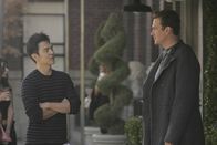 How I Met Your Mother – Während Barney eine schockierende Entdeckung macht, muss sich Marshall (Jason Segel, r.) überlegen, ob er ein Jobangebot von Jeff Coatsworth (John Cho, l.) annimmt ...