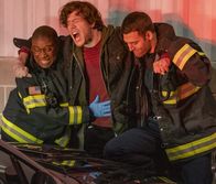9-1-1 Notruf L.A. – (v.l.n.r.) Henrietta "Hen" Wilson (Aisha Hinds); Colin (Alexander Neher); Eddie Diaz (Ryan Guzman)