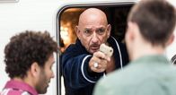 Collide – Matthias (Marwan Kenzari, l.) und Casey (Nicholas Hoult, Rückansicht) benötigen Geld und gehen einen gefährlichen Deal mit dem unberechenbaren Drogenboss Geran (Ben Kingsley) ein.
