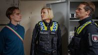 Notruf Hafenkante – Melanie (Sanna Englund) und Mattes (Matthias Schloo, r.) glauben Marvins (Mateo Wansing Lorrio, l.) Aussage nicht. Er behauptet, nicht zu wissen, was mit seinem Verbindungskameraden passiert ist.