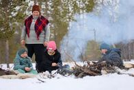 Zu Tisch ... – Zu Tisch Røros – Norwegen Mutter und Töchter Danielsen backen Pjalt Copyright: SRF/Berlin Producers Media/Gero von Schneider Marientreu