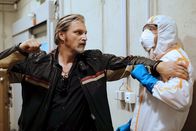 SOKO Wien – Major Carl Ribarski (Stefan Jürgens, l.) will Dr. Nerdai (Max Hopp, r.) davon abhalten, den Leichnam von Dr. Weidenfellner zu verbrennen und damit alle Beweise zu vernichten.