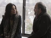 Homeland – Moderator O'Keefe tausende Fake-Profile erstellt, die Stimmung gegen Präsidentin Keane im Land machen sollen, währenddessen beschließt Saul (Mandy Patinkin, r.), unterzutauchen. Doch Mira (Sarita Choudhury, l.) rät ihm davon ab ...