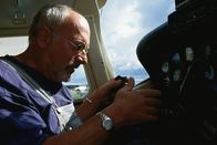 Löwenzahn Classics – Das lässt Peter (Peter Lustig) sich nicht zweimal sagen. Wann hat er schon mal die Gelegenheit, in einem Cockpit zu sitzen? Wo es da doch so viele interessante Knöpfe und Hebel gibt.