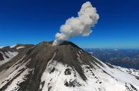 Leben mit Vulkanen – Zurzeit spuckt der Vulkan alle drei bis fünf Minuten Asche aus und bringt den Schnee rund um den Krater zum Schmelzen.