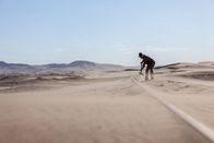 Tabu - Verbotene Orte – Zacharias Lewala (Wiseman Sithole) entdeckt beim Säubern der Gleise in der Wüste Namib den ersten Diamanten.